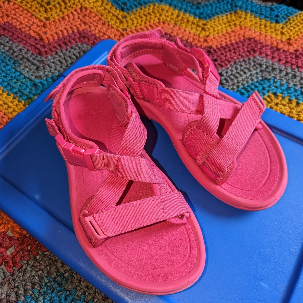 Teva Hurricane Verge in Hot Pink